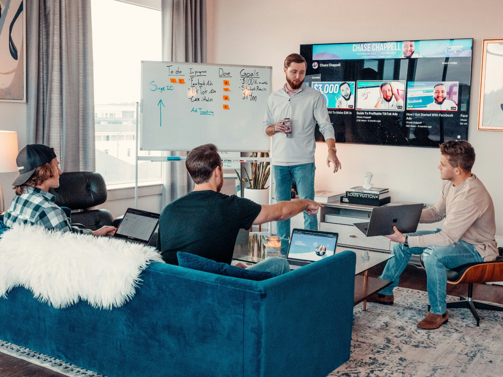 Hybrid E-commerce: Should your business pay attention to it in 2025?