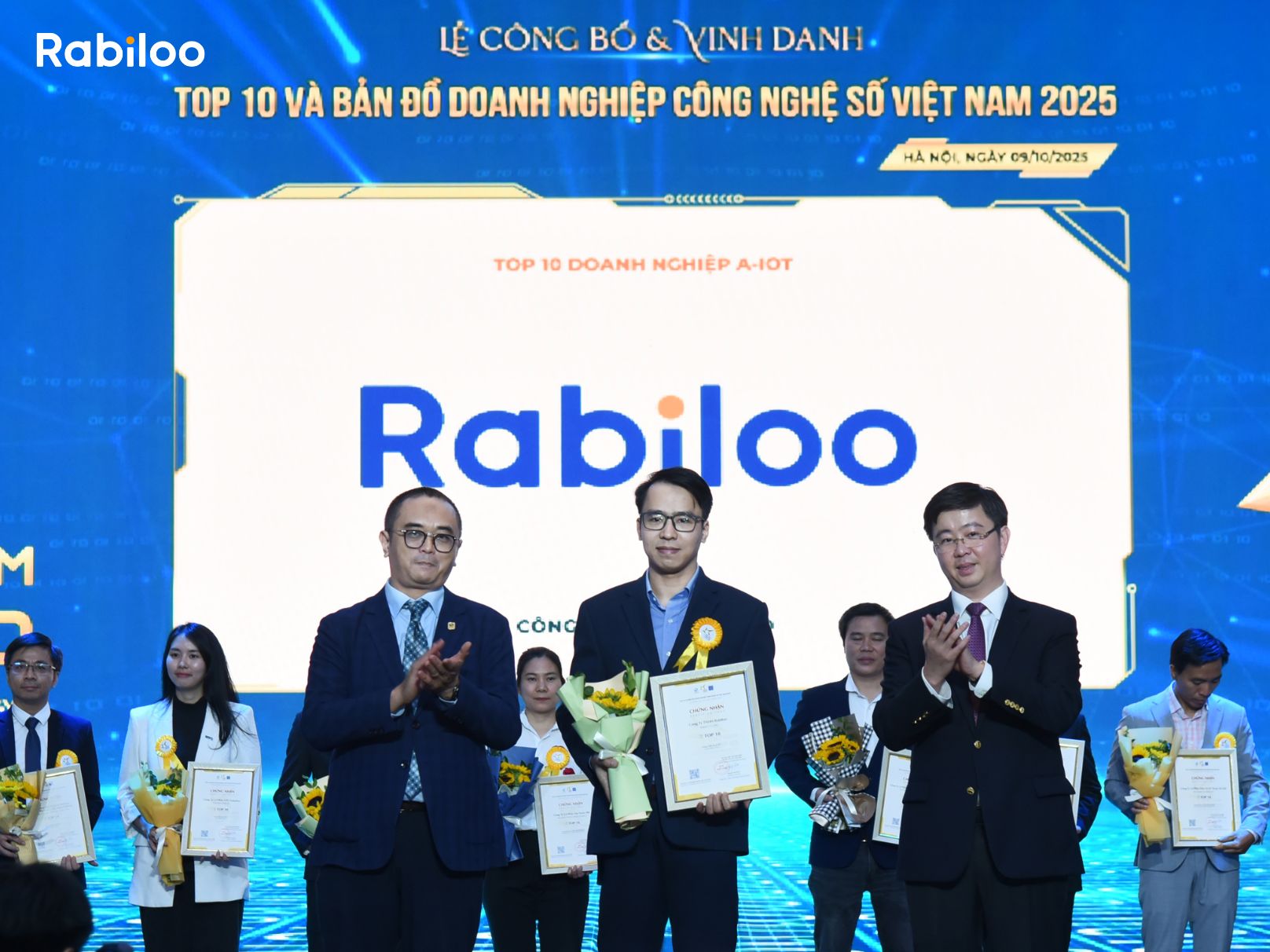 Mr. Nguyen Xuan Tien, Deputy Director of Rabiloo, represented the company in receiving the “Top 10 A-IoT Enterprises in Vietnam 2025” award