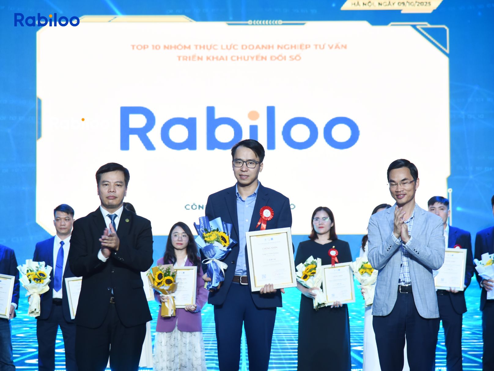 Giải thưởng "Top 10 Doanh nghiệp Tư vấn Triển khai Chuyển đổi số" hoàn tất "cú ăn ba" của Rabiloo tại lễ trao giải năm nay