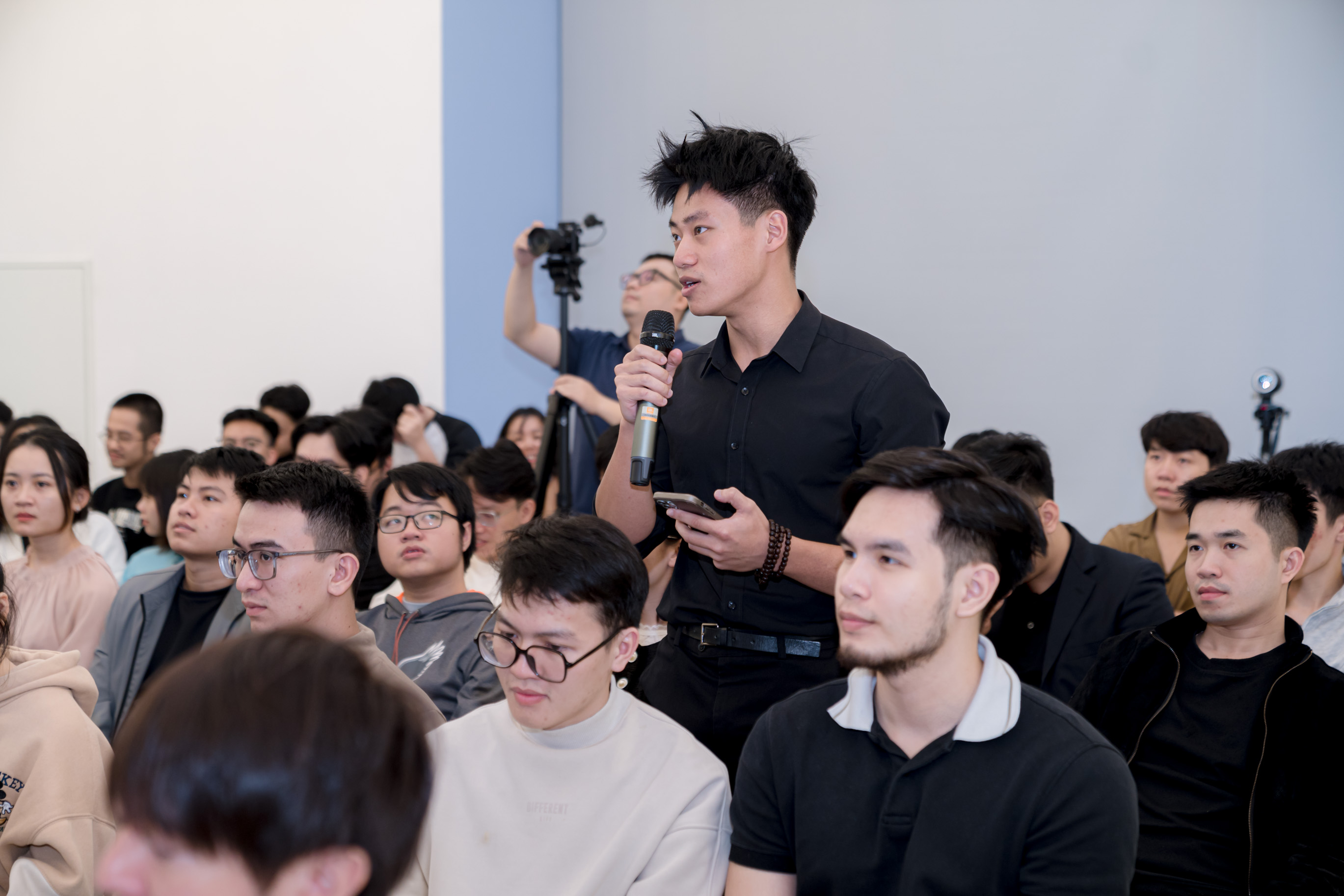 Nhân viên Rabiloo hào hứng đặt câu hỏi cho diễn giả