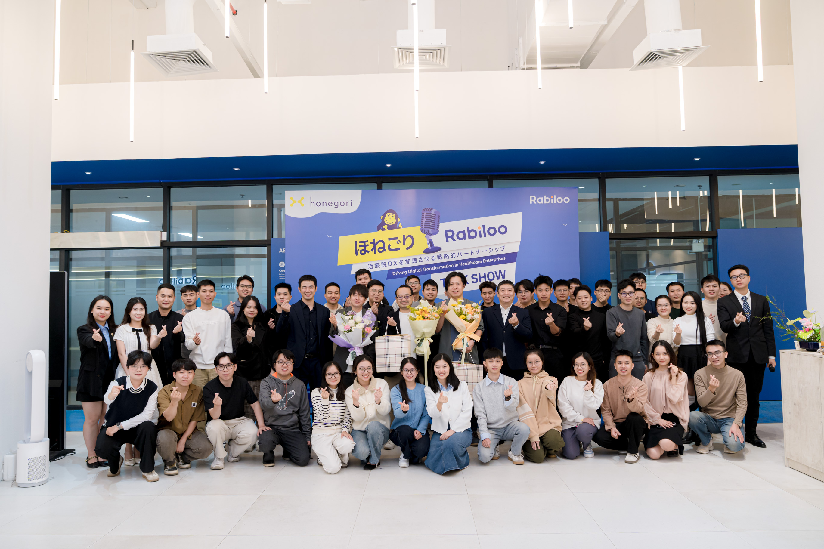 Diễn giả và nhân viên Rabiloo chụp ảnh lưu niệm sau Talkshow