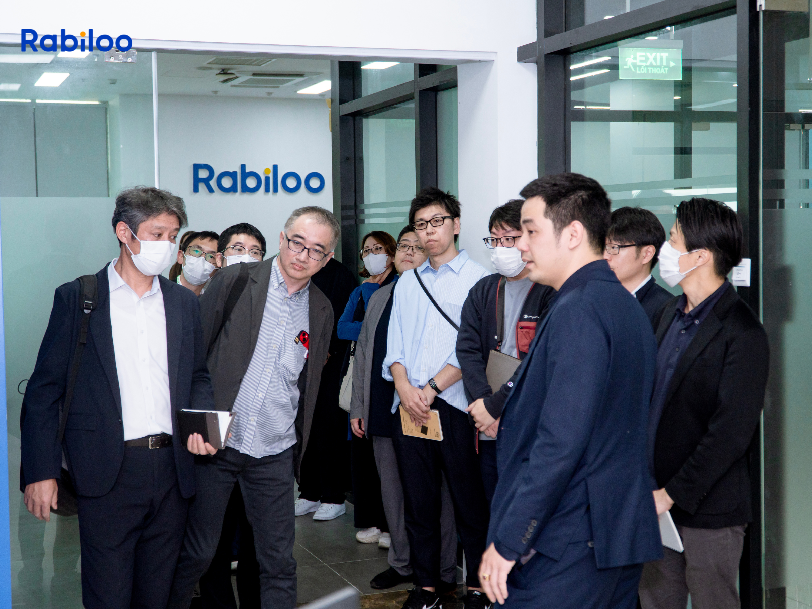 Mr. Ngo Ngoc Cuong (CEO of Rabiloo) introduces the Rabiloo office to the NEC Group