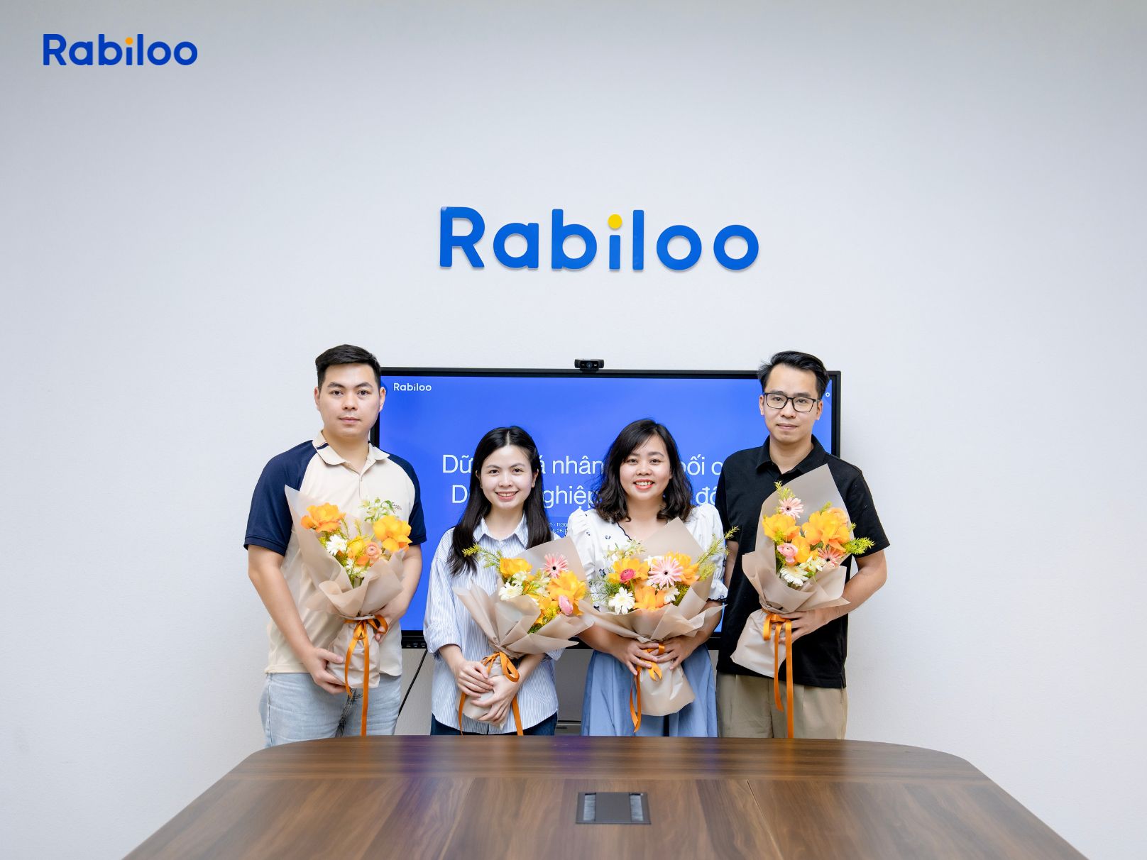 Diễn giả nhận quà và chụp ảnh lưu niệm sau sự kiện