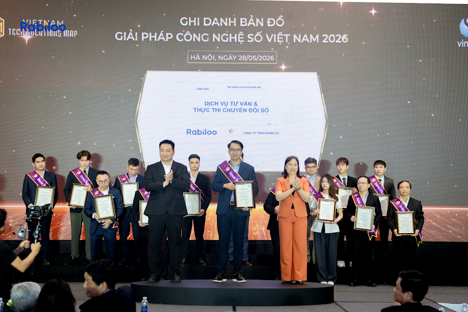 Mr. Nguyen Xuan Tien, Chief Operating Officer (COO) took the stage to represent the company and receive this prestigious award.