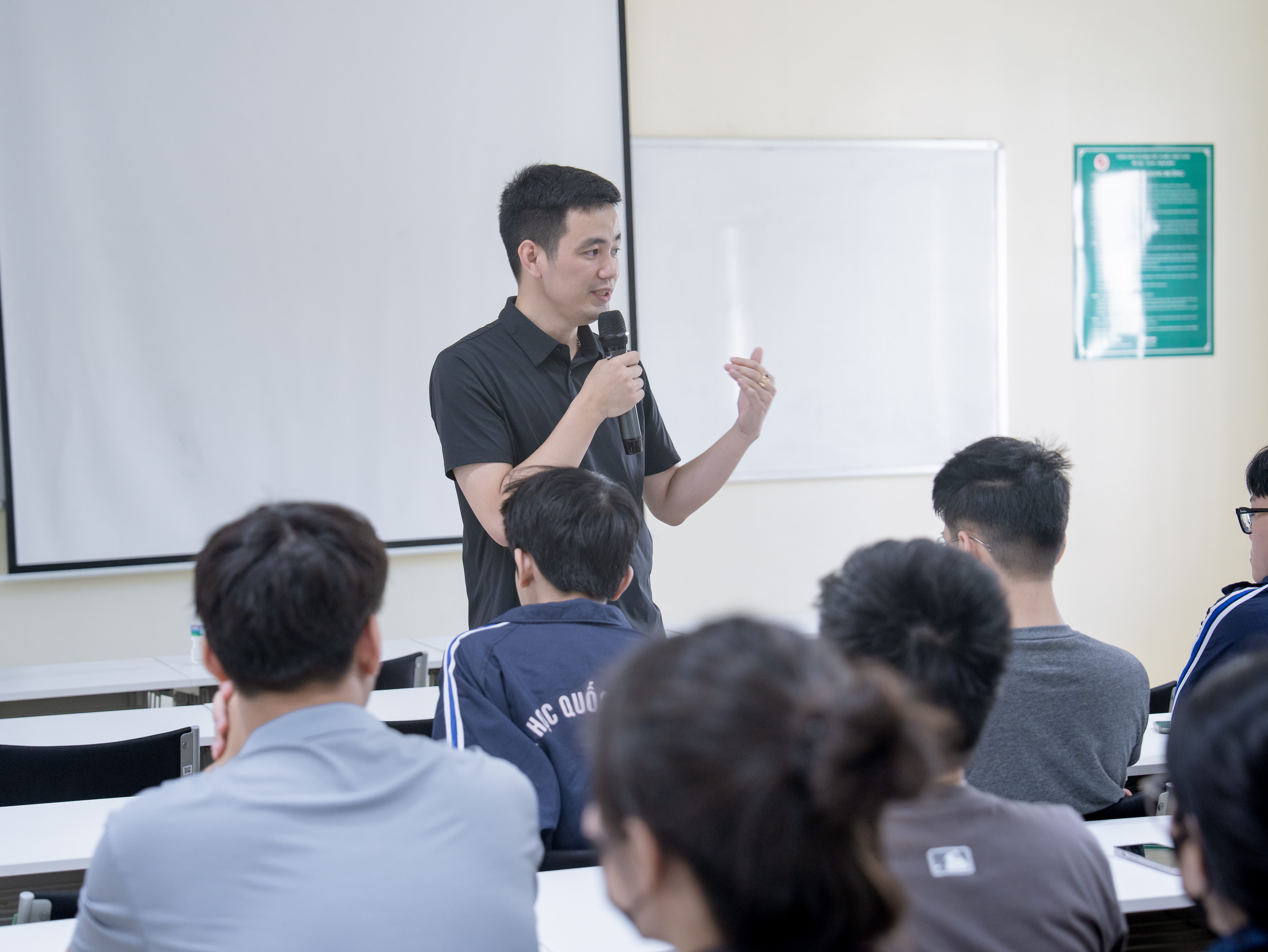 Mr. Ngo Ngoc Cuong, CEO of Rabiloo, speaking at the talk “The Startup Journey in Japan and Business Perspectives in the Age of AI.”