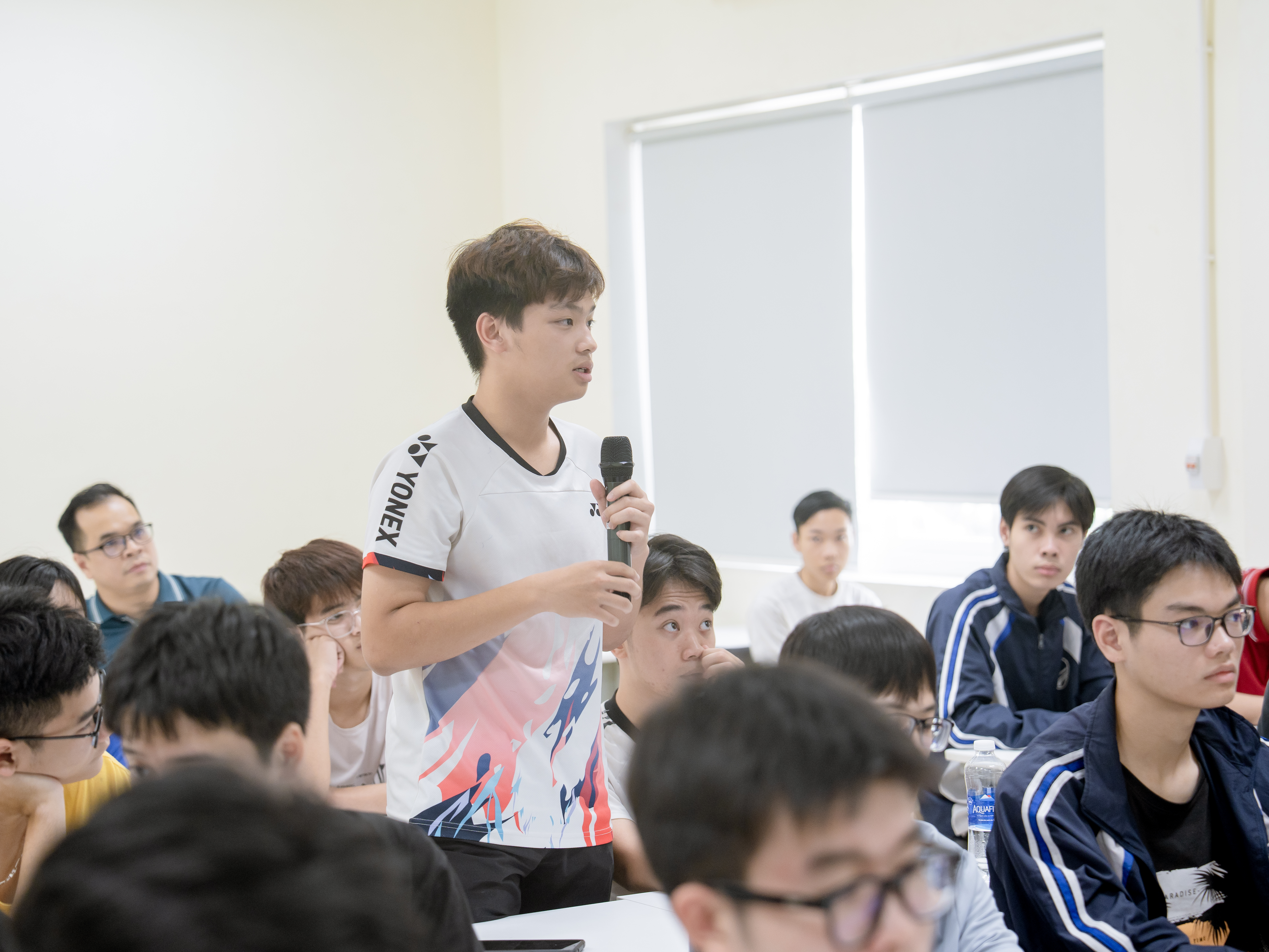 VJU students actively raised questions and interacted with the speaker during the session.